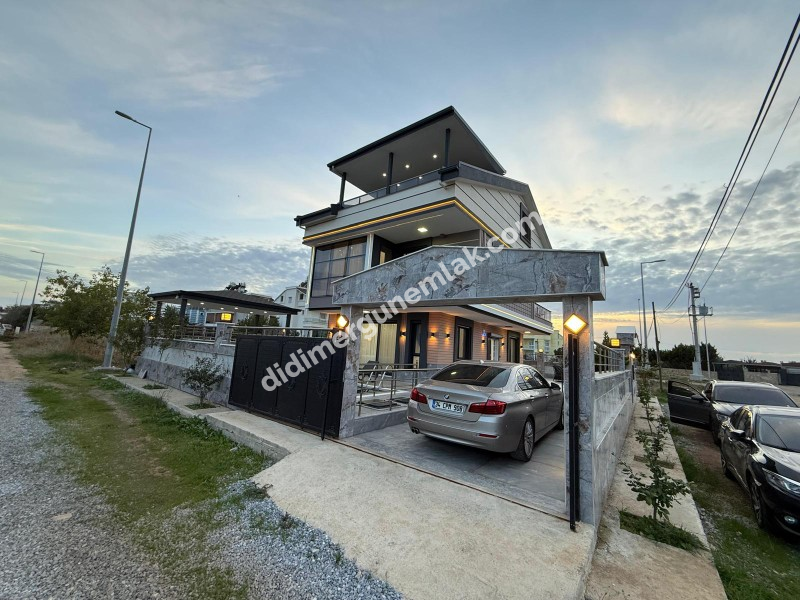  DİDİM CUMHURİYET MAHALLESİNDE  KÖŞEBAŞI KONUMDA ULTRA LÜKS 5+1 MÜSTAKİL HAVUZLU OTOPARKLI VİLLA