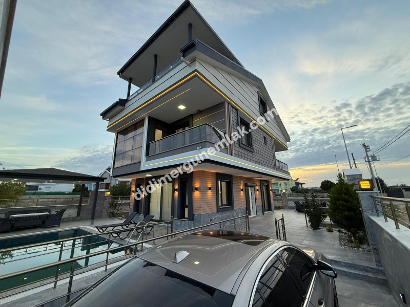  DİDİM CUMHURİYET MAHALLESİNDE  KÖŞEBAŞI KONUMDA ULTRA LÜKS 5+1 MÜSTAKİL HAVUZLU OTOPARKLI VİLLA