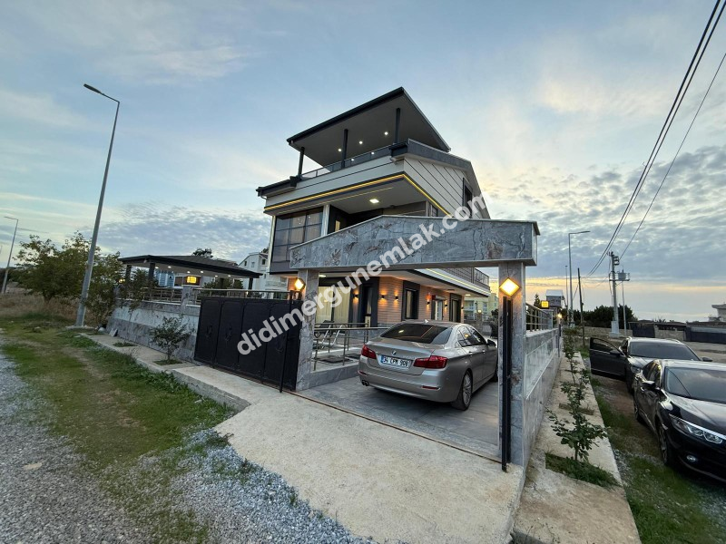  DİDİM CUMHURİYET MAHALLESİNDE  KÖŞEBAŞI KONUMDA ULTRA LÜKS 5+1 MÜSTAKİL HAVUZLU OTOPARKLI VİLLA