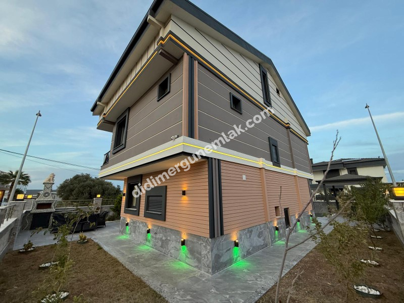  DİDİM CUMHURİYET MAHALLESİNDE  KÖŞEBAŞI KONUMDA ULTRA LÜKS 5+1 MÜSTAKİL HAVUZLU OTOPARKLI VİLLA