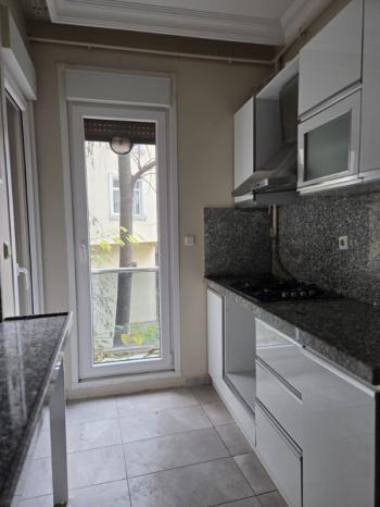 BEŞİKTAŞ DİKİLİTAŞ'TA MERKEZİ KONUMDA GENÇ BİNADA 2+1 KİRALIK DAİRE