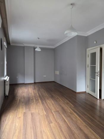 BEŞİKTAŞ DİKİLİTAŞ'TA MERKEZİ KONUMDA GENÇ BİNADA 2+1 KİRALIK DAİRE