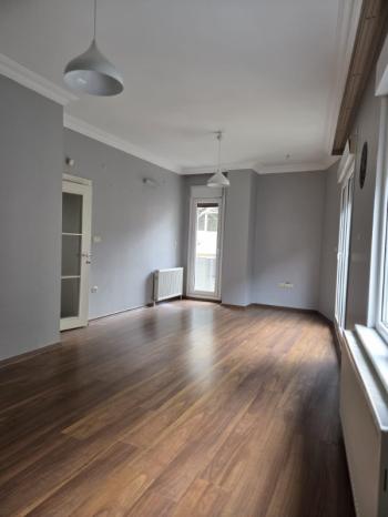 BEŞİKTAŞ DİKİLİTAŞ'TA MERKEZİ KONUMDA GENÇ BİNADA 2+1 KİRALIK DAİRE