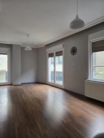 BEŞİKTAŞ DİKİLİTAŞ'TA MERKEZİ KONUMDA GENÇ BİNADA 2+1 KİRALIK DAİRE