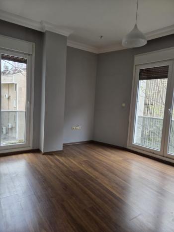 BEŞİKTAŞ DİKİLİTAŞ'TA MERKEZİ KONUMDA GENÇ BİNADA 2+1 KİRALIK DAİRE