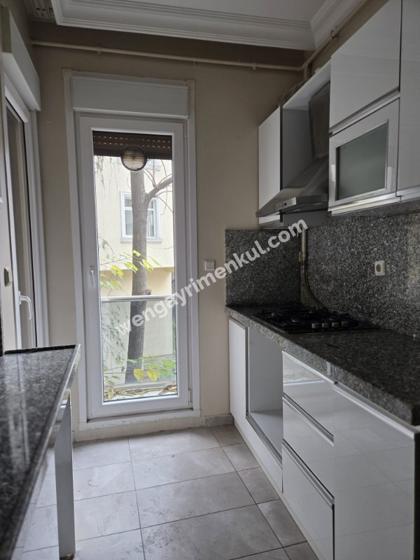 BEŞİKTAŞ DİKİLİTAŞ'TA MERKEZİ KONUMDA GENÇ BİNADA 2+1 KİRALIK DAİRE