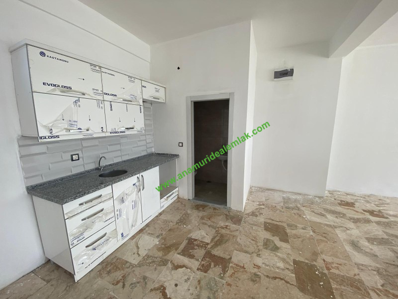 İSKELE YOLUNDA KİRALIK İŞYERİ