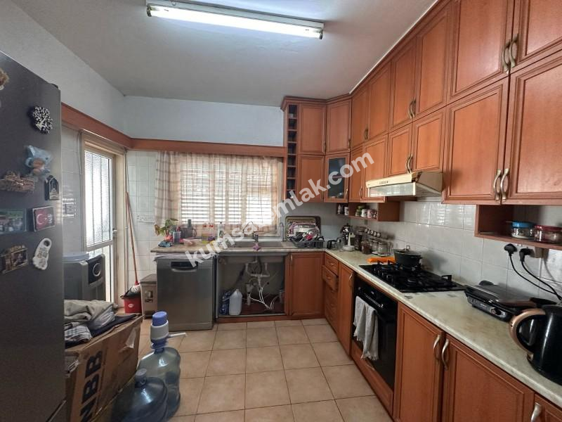 MAĞUSA' DA ZEMİNKAT BAHÇELİ SATILIK DAİRE