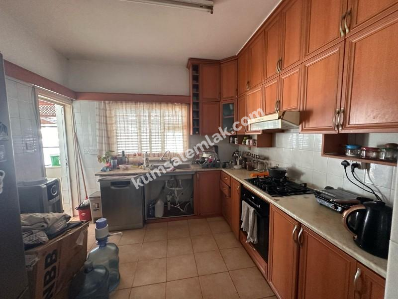 MAĞUSA' DA ZEMİNKAT BAHÇELİ SATILIK DAİRE