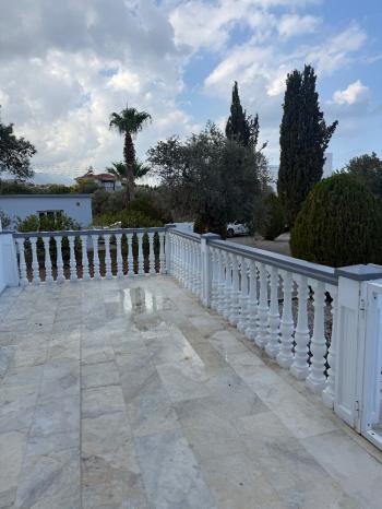 KKTC Girne Edremit Bölgesinde Geniş Arazili Dağ Ve Deniz Manzaralı 3+1 Villa 