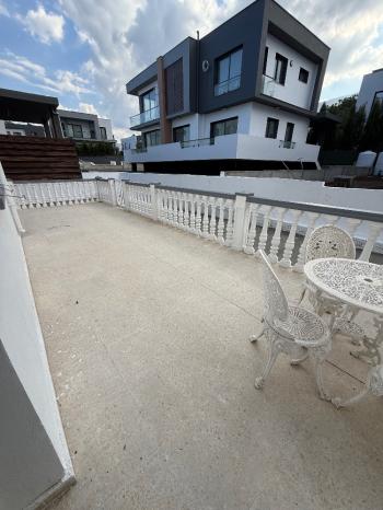 KKTC Girne Edremit Bölgesinde Geniş Arazili Dağ Ve Deniz Manzaralı 3+1 Villa 