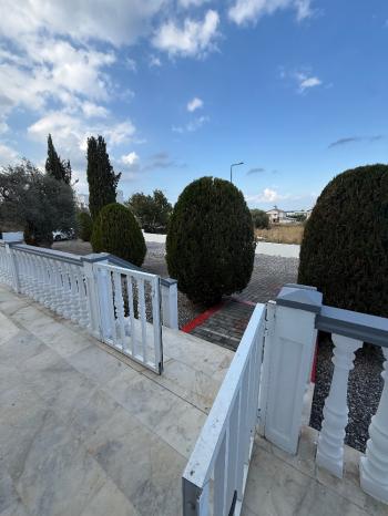 KKTC Girne Edremit Bölgesinde Geniş Arazili Dağ Ve Deniz Manzaralı 3+1 Villa 