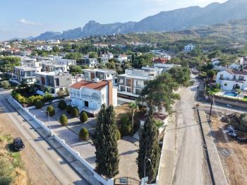 KKTC Girne Edremit Bölgesinde Geniş Arazili Dağ Ve Deniz Manzaralı 3+1 Villa 