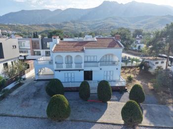 KKTC Girne Edremit Bölgesinde Geniş Arazili Dağ Ve Deniz Manzaralı 3+1 Villa 