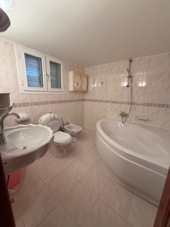 KKTC Girne Edremit Bölgesinde Geniş Arazili Dağ Ve Deniz Manzaralı 3+1 Villa 