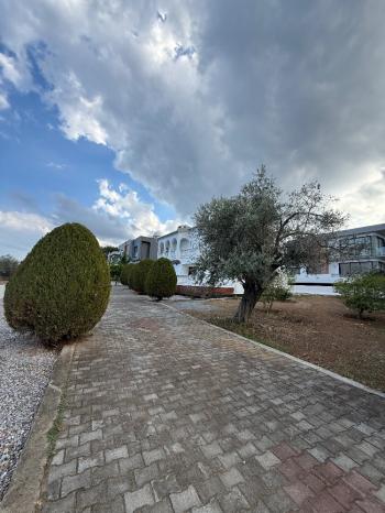KKTC Girne Edremit Bölgesinde Geniş Arazili Dağ Ve Deniz Manzaralı 3+1 Villa 