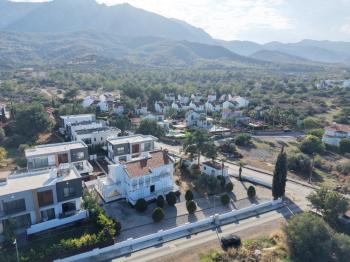 KKTC Girne Edremit Bölgesinde Geniş Arazili Dağ Ve Deniz Manzaralı 3+1 Villa 