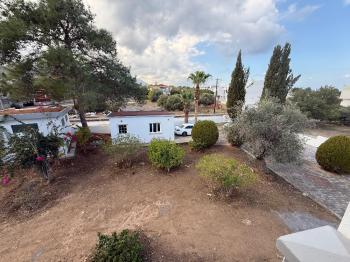 KKTC Girne Edremit Bölgesinde Geniş Arazili Dağ Ve Deniz Manzaralı 3+1 Villa 