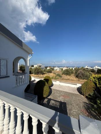 KKTC Girne Edremit Bölgesinde Geniş Arazili Dağ Ve Deniz Manzaralı 3+1 Villa 