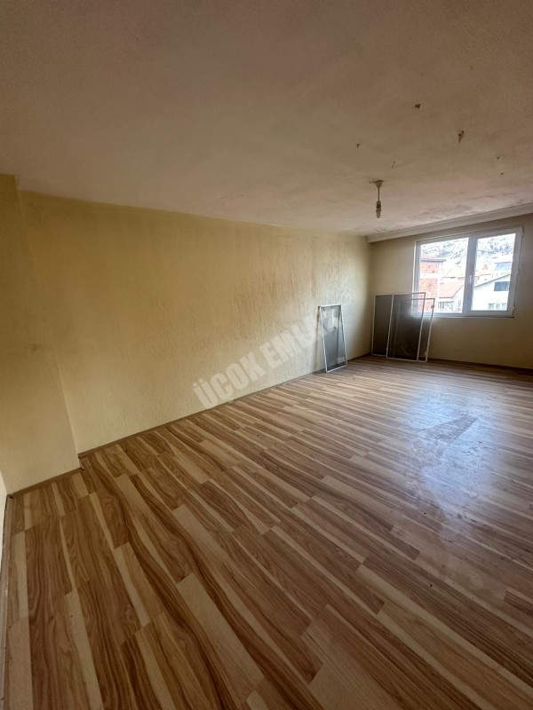 AFYON ÜÇOK EMLAKTAN ATAKÖYDE GENİŞ TEMİZ BAKIMLI 7+1 KİRALIK 200M² 3 KAT DAİRE