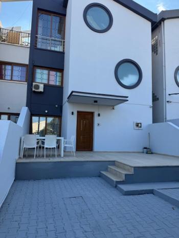 Lefkoşa Gönyeli'de Kolan Hastanesi Karşısında Satılık 6+1 Tripleks Villa 