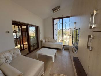 Lefkoşa Gönyeli'de Kolan Hastanesi Karşısında Satılık 6+1 Tripleks Villa 