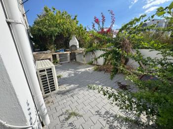 Lefkoşa Gönyeli'de Kolan Hastanesi Karşısında Satılık 6+1 Tripleks Villa 