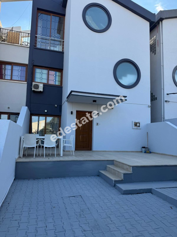 Lefkoşa Gönyeli'de Kolan Hastanesi Karşısında Satılık 6+1 Tripleks Villa 