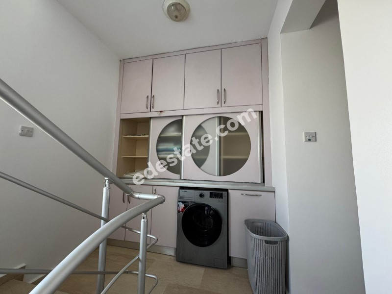 Lefkoşa Gönyeli'de Kolan Hastanesi Karşısında Satılık 6+1 Tripleks Villa 