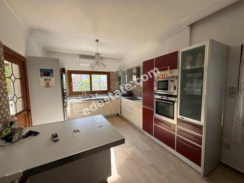 Lefkoşa Gönyeli'de Kolan Hastanesi Karşısında Satılık 6+1 Tripleks Villa 