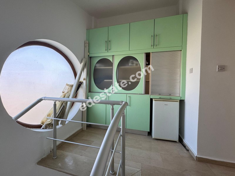 Lefkoşa Gönyeli'de Kolan Hastanesi Karşısında Satılık 6+1 Tripleks Villa 