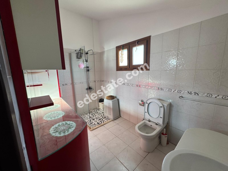 Lefkoşa Gönyeli'de Kolan Hastanesi Karşısında Satılık 6+1 Tripleks Villa 