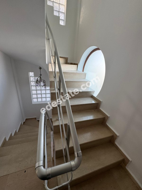 Lefkoşa Gönyeli'de Kolan Hastanesi Karşısında Satılık 6+1 Tripleks Villa 