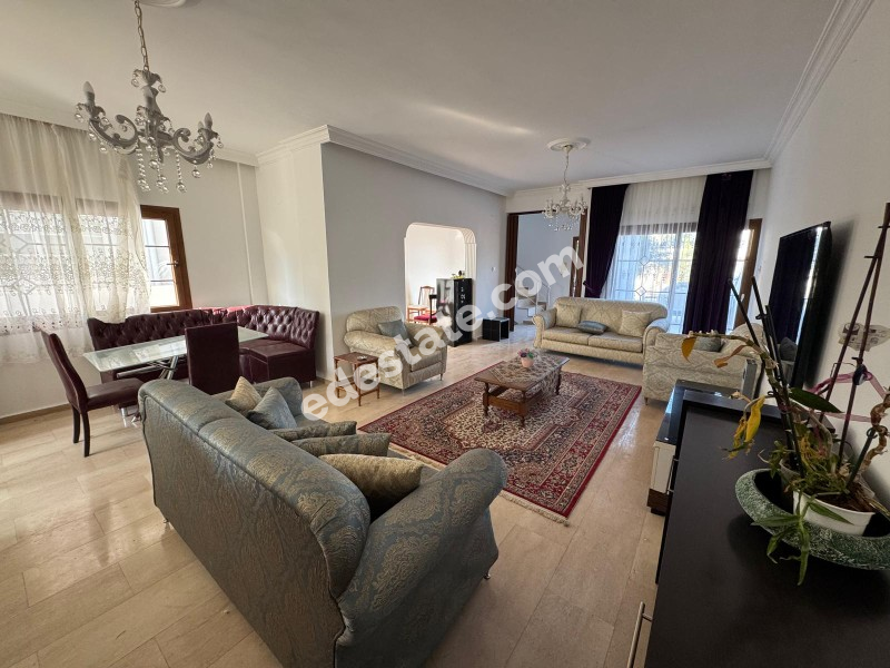 Lefkoşa Gönyeli'de Kolan Hastanesi Karşısında Satılık 6+1 Tripleks Villa 