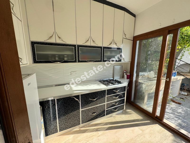 Lefkoşa Gönyeli'de Kolan Hastanesi Karşısında Satılık 6+1 Tripleks Villa 