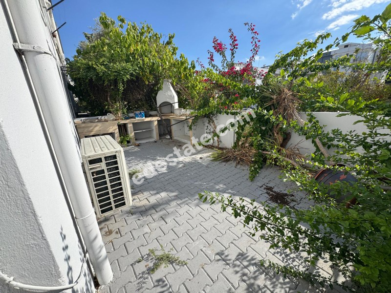 Lefkoşa Gönyeli'de Kolan Hastanesi Karşısında Satılık 6+1 Tripleks Villa 