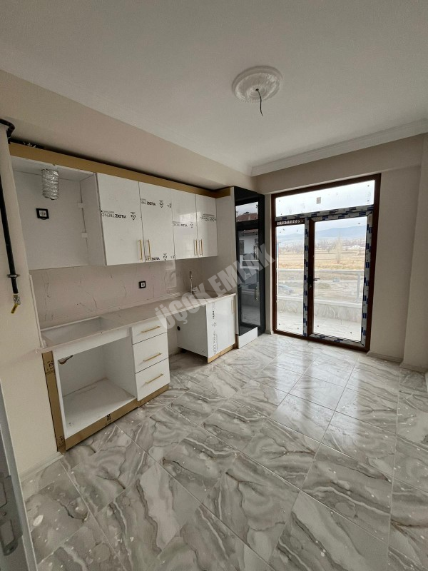 AFYON ÜÇOK EMLAKTAN MAREŞAL F ÇAKMAK MAH SATILIK 2+1 SIFIR LÜX DAİRELER 