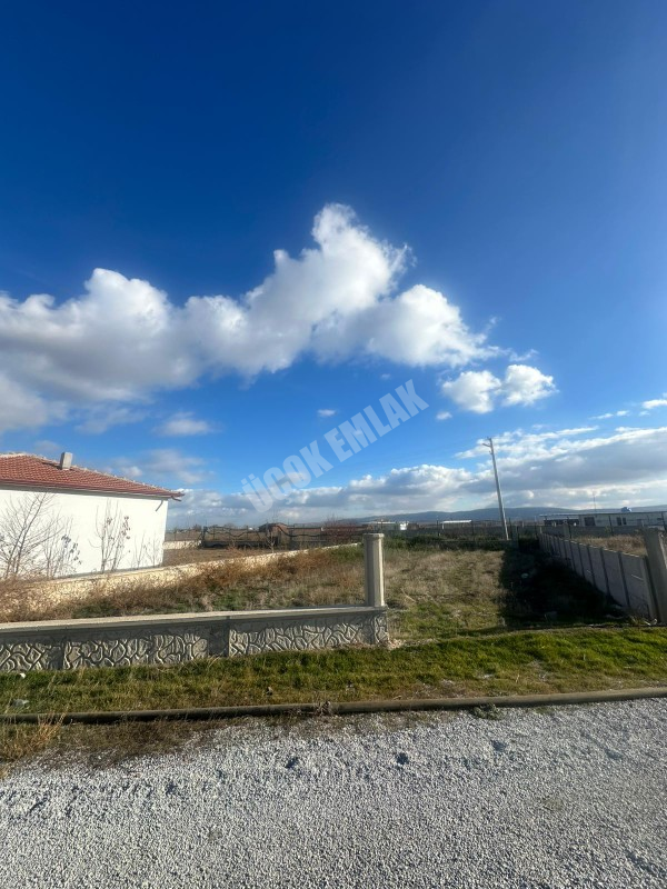 AFYON ÜÇOK EMLAKTAN SALAR DEVLET PARKI YANI SATILIK 300M² İMARLI ARSA