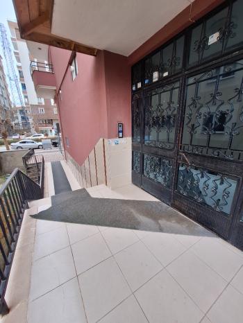 GÜVENAY - ÇORUM BAHÇELİEVLER BAHABEY CADDE ÜZERİ KİRALIK 3+1 DAİRE 