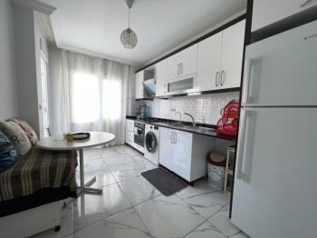 Na prodaju: potpuno namješten stan sa 3 spavaće sobe, 1 dnevnim boravkom i odvojenom kuhinjom, u samom centru Mahmutlara.