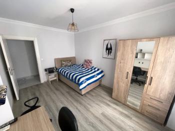 Na prodaju: potpuno namješten stan sa 3 spavaće sobe, 1 dnevnim boravkom i odvojenom kuhinjom, u samom centru Mahmutlara.