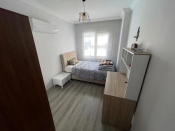 Na prodaju: potpuno namješten stan sa 3 spavaće sobe, 1 dnevnim boravkom i odvojenom kuhinjom, u samom centru Mahmutlara.