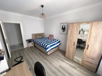 Na prodaju: potpuno namješten stan sa 3 spavaće sobe, 1 dnevnim boravkom i odvojenom kuhinjom, u samom centru Mahmutlara.