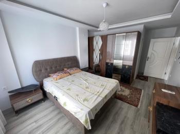 Na prodaju: potpuno namješten stan sa 3 spavaće sobe, 1 dnevnim boravkom i odvojenom kuhinjom, u samom centru Mahmutlara.