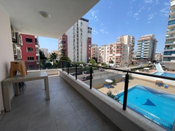 Na prodaju: potpuno namješten stan sa 3 spavaće sobe, 1 dnevnim boravkom i odvojenom kuhinjom, u samom centru Mahmutlara.