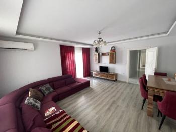 Na prodaju: potpuno namješten stan sa 3 spavaće sobe, 1 dnevnim boravkom i odvojenom kuhinjom, u samom centru Mahmutlara.