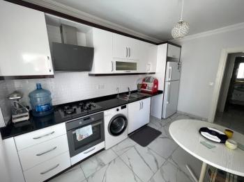 Na prodaju: potpuno namješten stan sa 3 spavaće sobe, 1 dnevnim boravkom i odvojenom kuhinjom, u samom centru Mahmutlara.