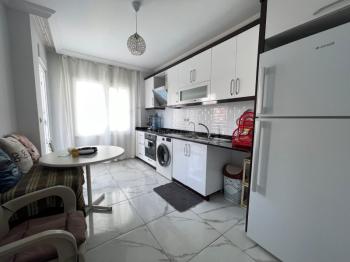 Na prodaju: potpuno namješten stan sa 3 spavaće sobe, 1 dnevnim boravkom i odvojenom kuhinjom, u samom centru Mahmutlara.