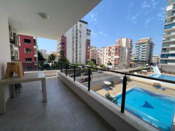 Na prodaju: potpuno namješten stan sa 3 spavaće sobe, 1 dnevnim boravkom i odvojenom kuhinjom, u samom centru Mahmutlara.