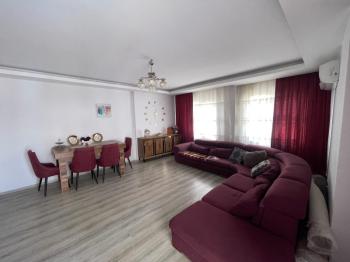 Na prodaju: potpuno namješten stan sa 3 spavaće sobe, 1 dnevnim boravkom i odvojenom kuhinjom, u samom centru Mahmutlara.